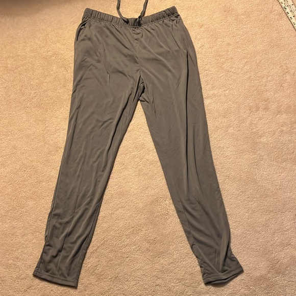 COPY - NWOT United Airlines Polaris Business Class 2-piece pajamas with bag Siz… - Picture 7 of 9